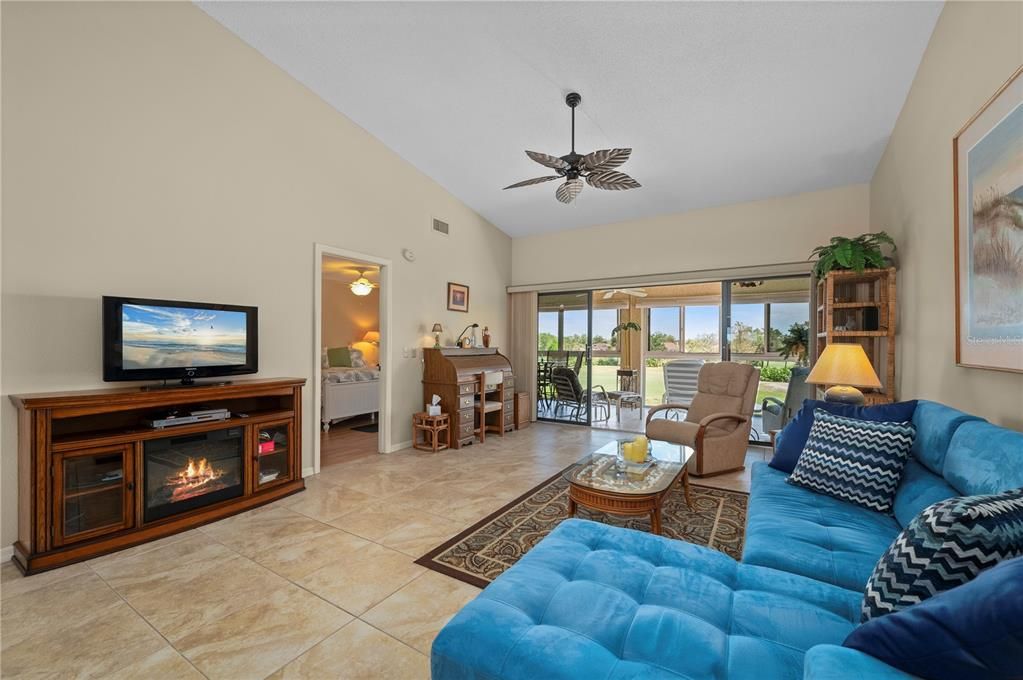 For Sale: $229,900 (2 beds, 2 baths, 1279 Square Feet)