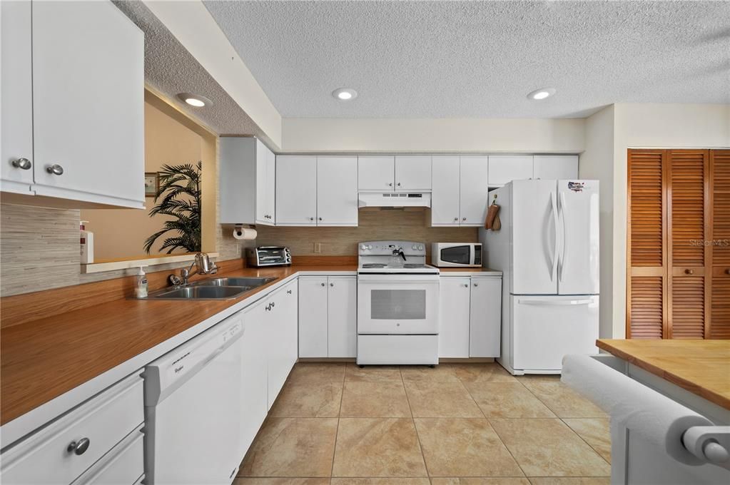 For Sale: $229,900 (2 beds, 2 baths, 1279 Square Feet)