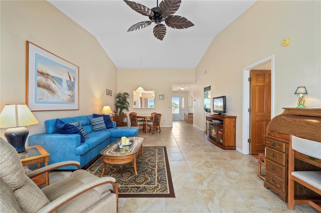 For Sale: $229,900 (2 beds, 2 baths, 1279 Square Feet)