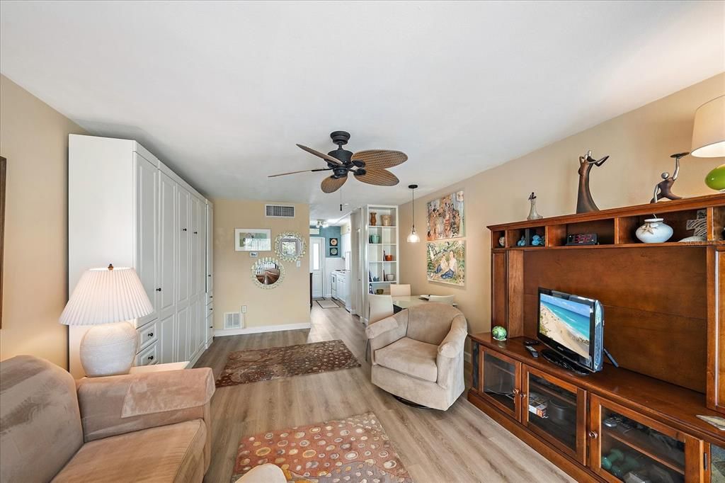 For Sale: $154,900 (0 beds, 1 baths, 422 Square Feet)