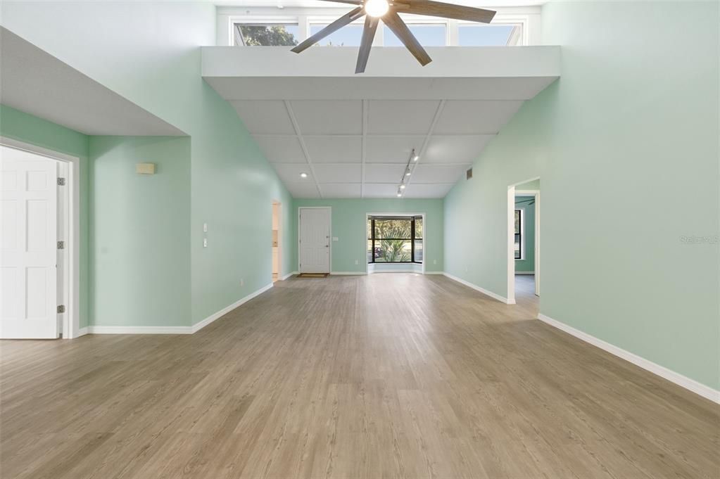 En Venta: $325,000 (3 camas, 2 baños, 1697 Pies cuadrados)