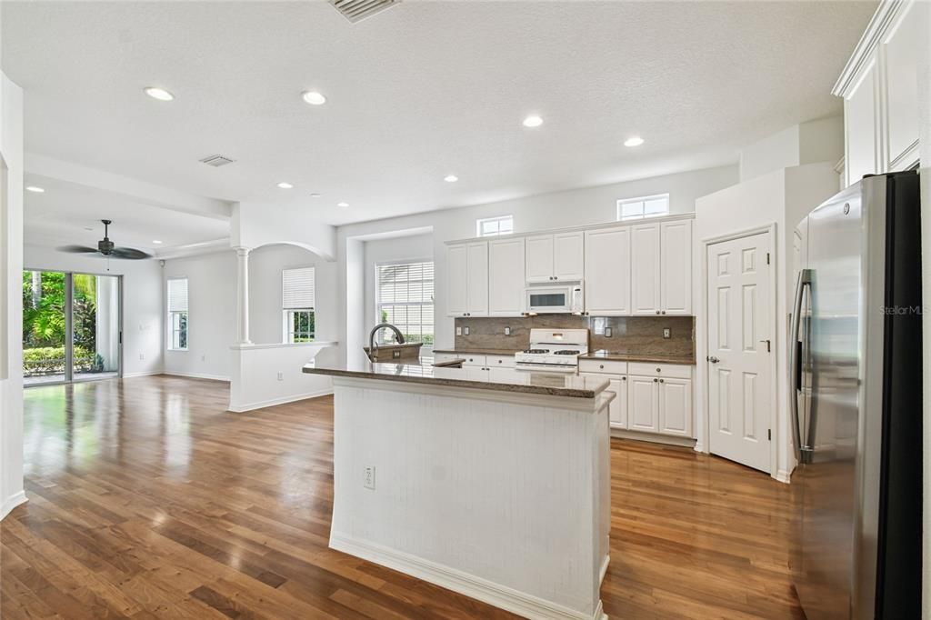 Activo con contrato: $698,000 (4 camas, 2 baños, 2505 Pies cuadrados)