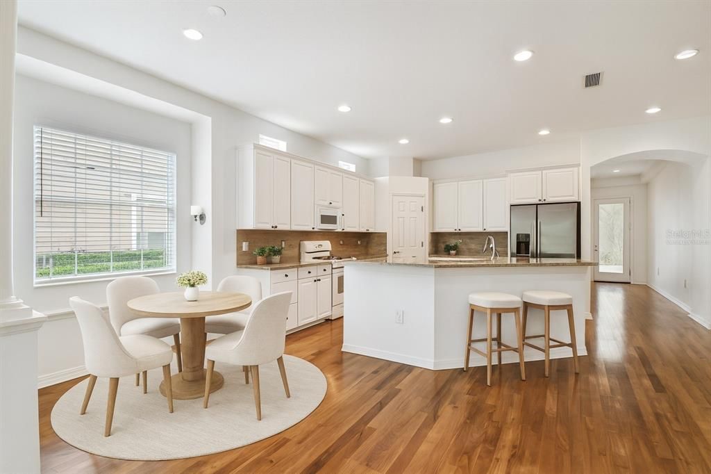 Activo con contrato: $698,000 (4 camas, 2 baños, 2505 Pies cuadrados)