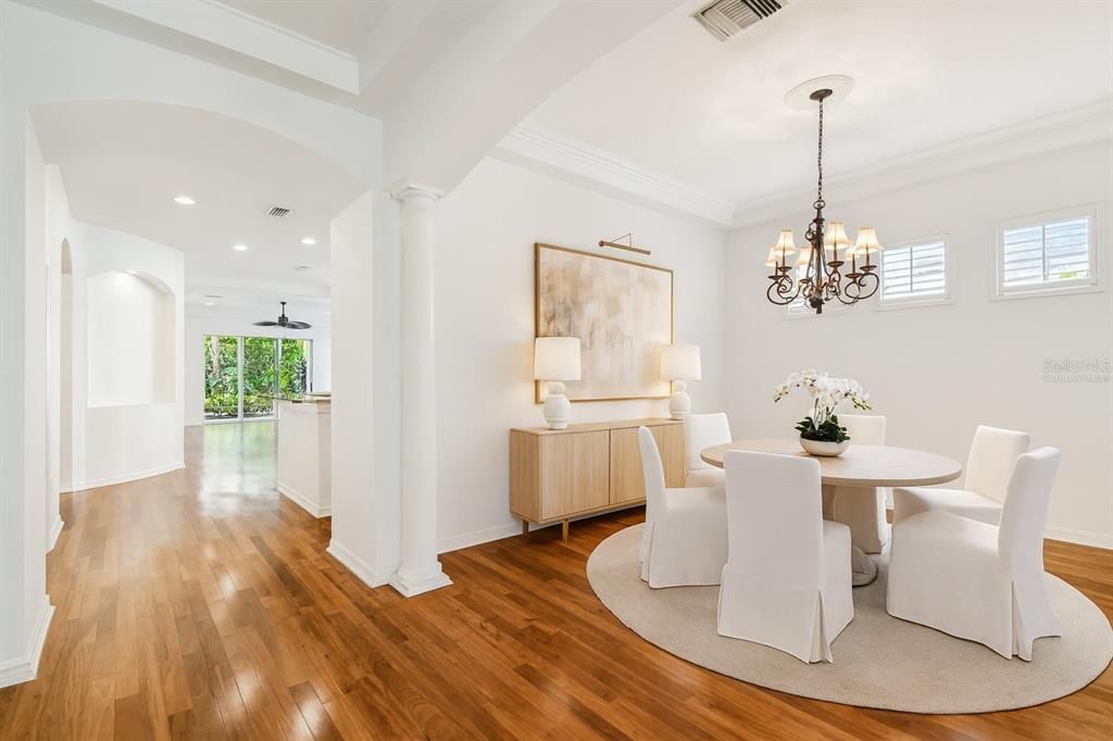 Activo con contrato: $698,000 (4 camas, 2 baños, 2505 Pies cuadrados)