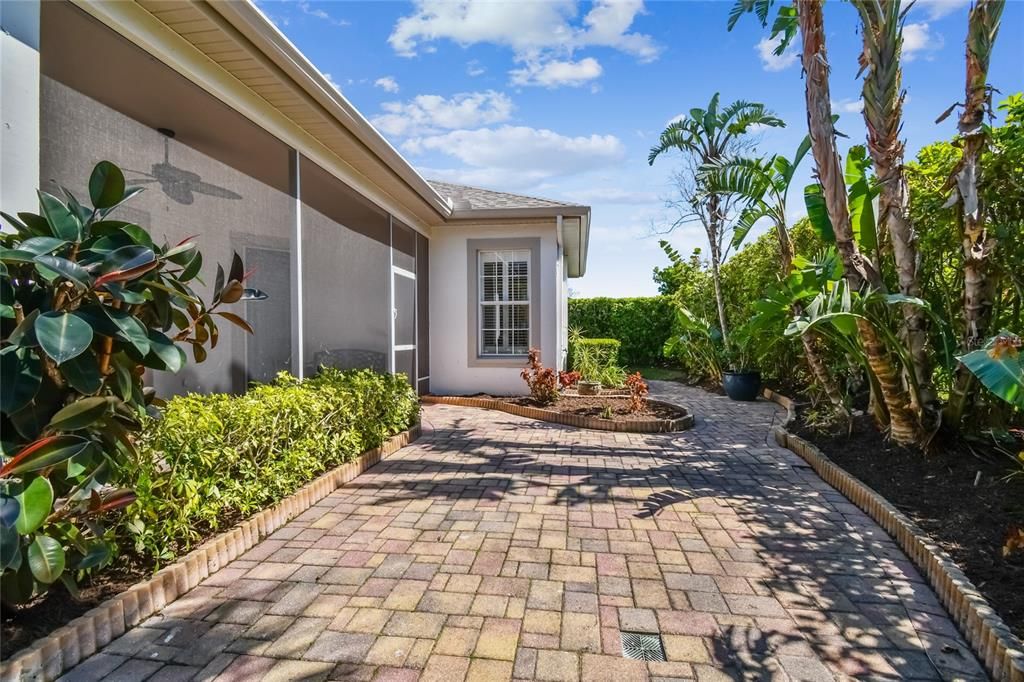 Activo con contrato: $698,000 (4 camas, 2 baños, 2505 Pies cuadrados)