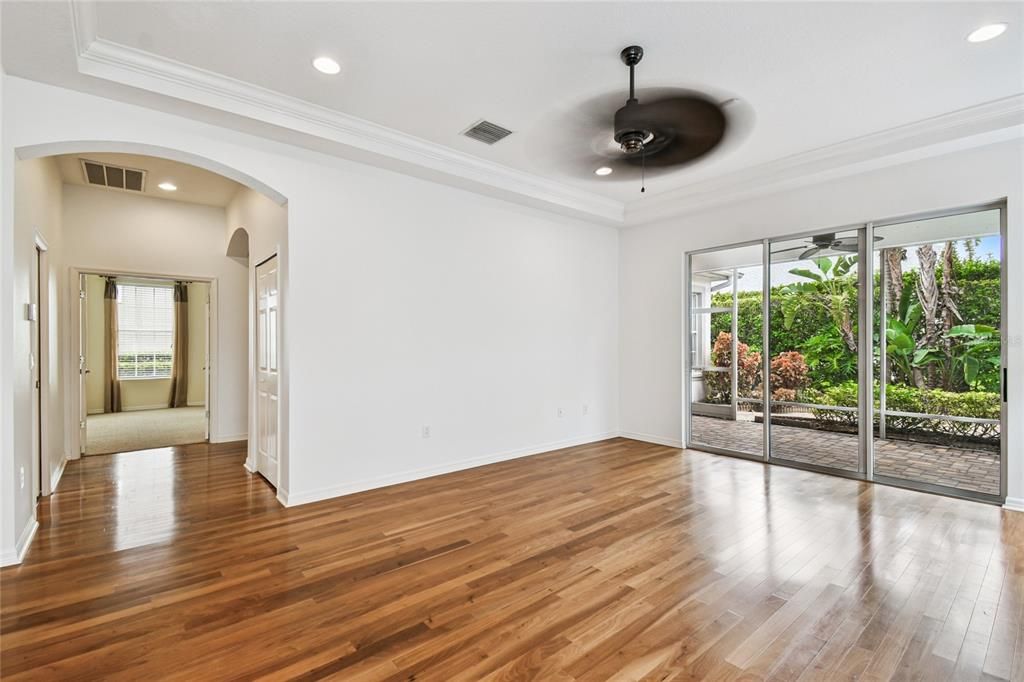 Activo con contrato: $698,000 (4 camas, 2 baños, 2505 Pies cuadrados)