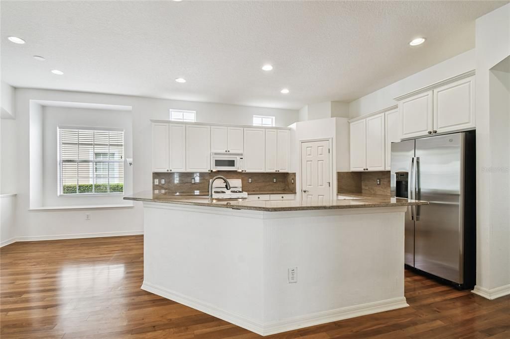 Activo con contrato: $698,000 (4 camas, 2 baños, 2505 Pies cuadrados)