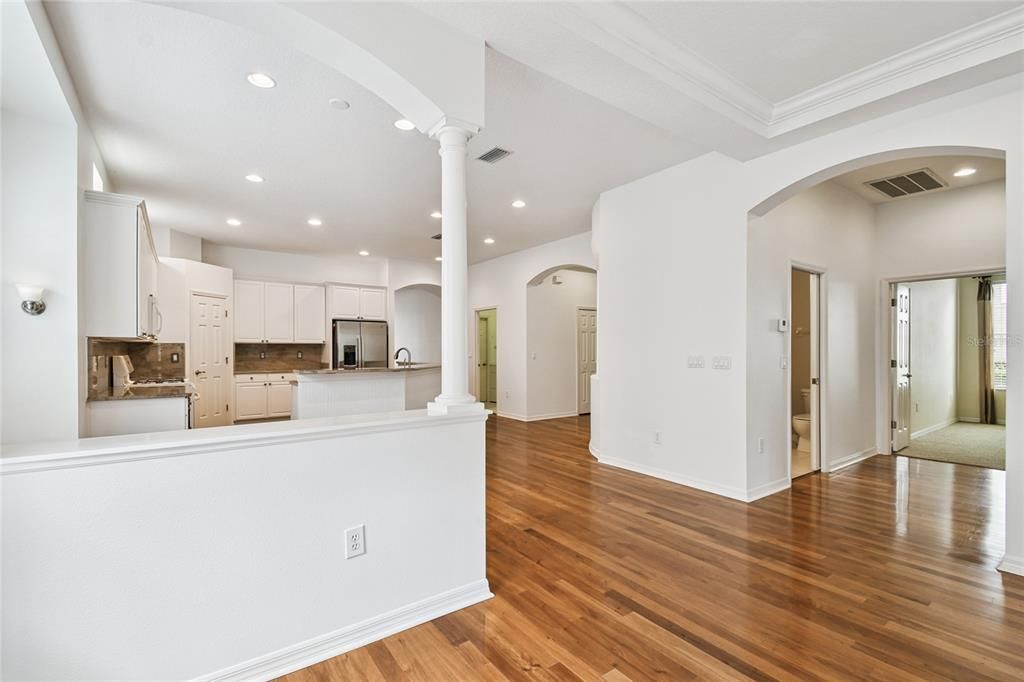 Activo con contrato: $698,000 (4 camas, 2 baños, 2505 Pies cuadrados)