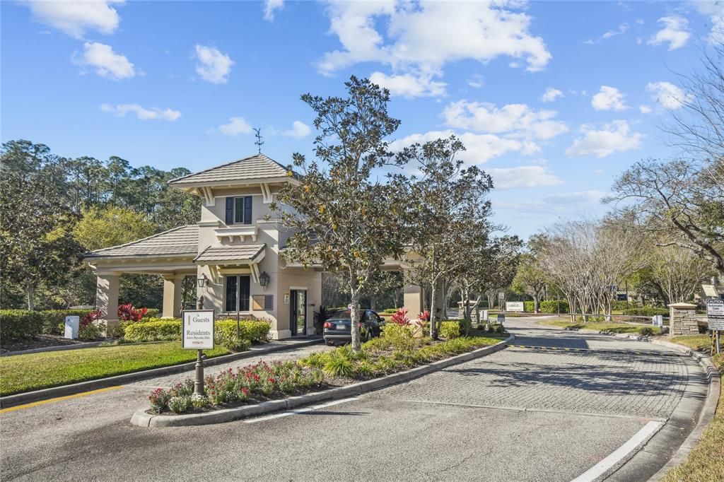 Activo con contrato: $698,000 (4 camas, 2 baños, 2505 Pies cuadrados)