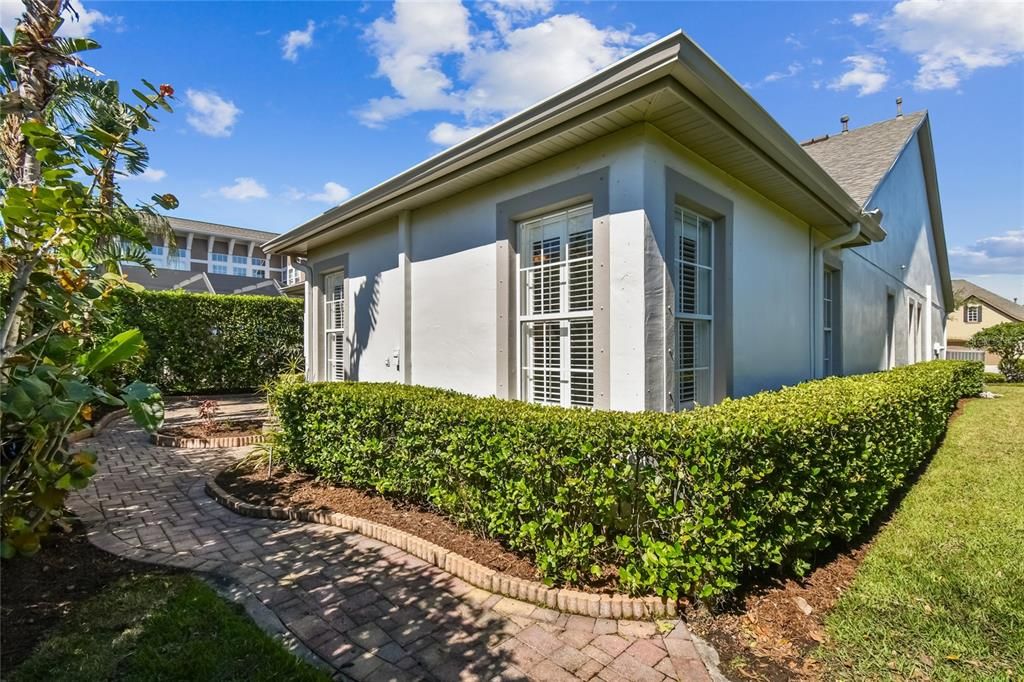 Activo con contrato: $698,000 (4 camas, 2 baños, 2505 Pies cuadrados)