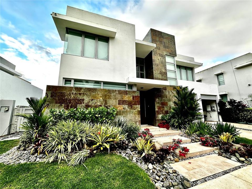 Vendido Recientemente: $1,200,000 (4 camas, 3 baños, 3200 Pies cuadrados)