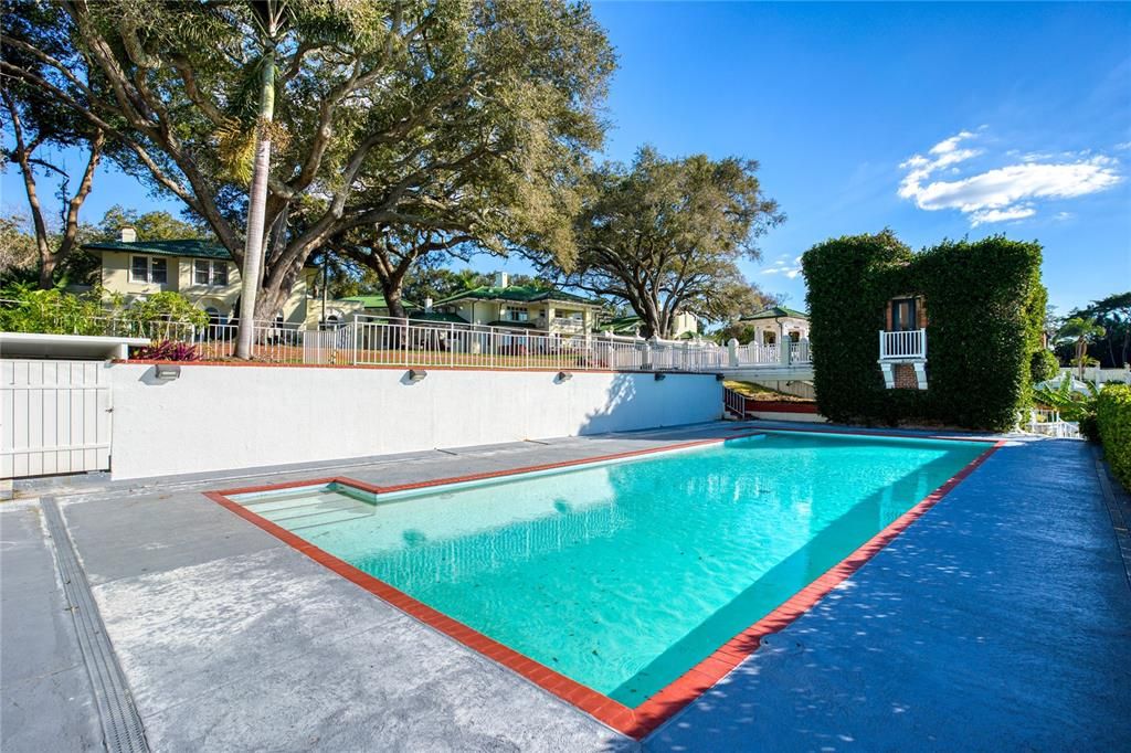 Active With Contract: $4,500,000 (6 beds, 5 baths, 4646 Square Feet)