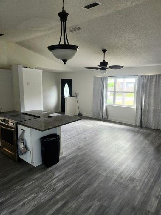 合同活跃: $315,000 (4 贝兹, 3 浴室, 1848 平方英尺)