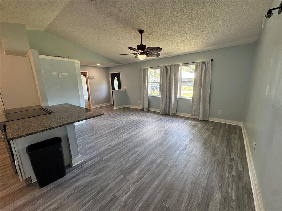 合同活跃: $315,000 (4 贝兹, 3 浴室, 1848 平方英尺)