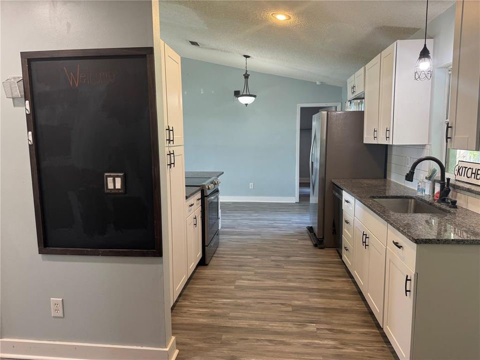 合同活跃: $315,000 (4 贝兹, 3 浴室, 1848 平方英尺)