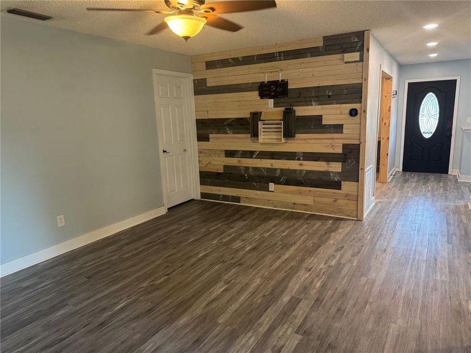 合同活跃: $315,000 (4 贝兹, 3 浴室, 1848 平方英尺)