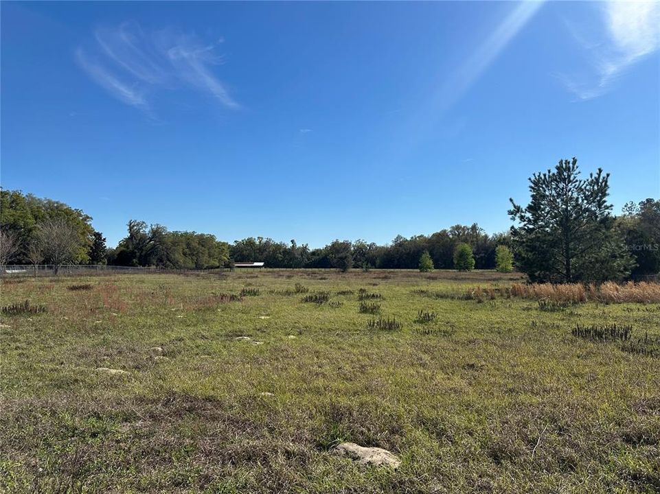 На продажу: $1,250,000 (5.49 acres)