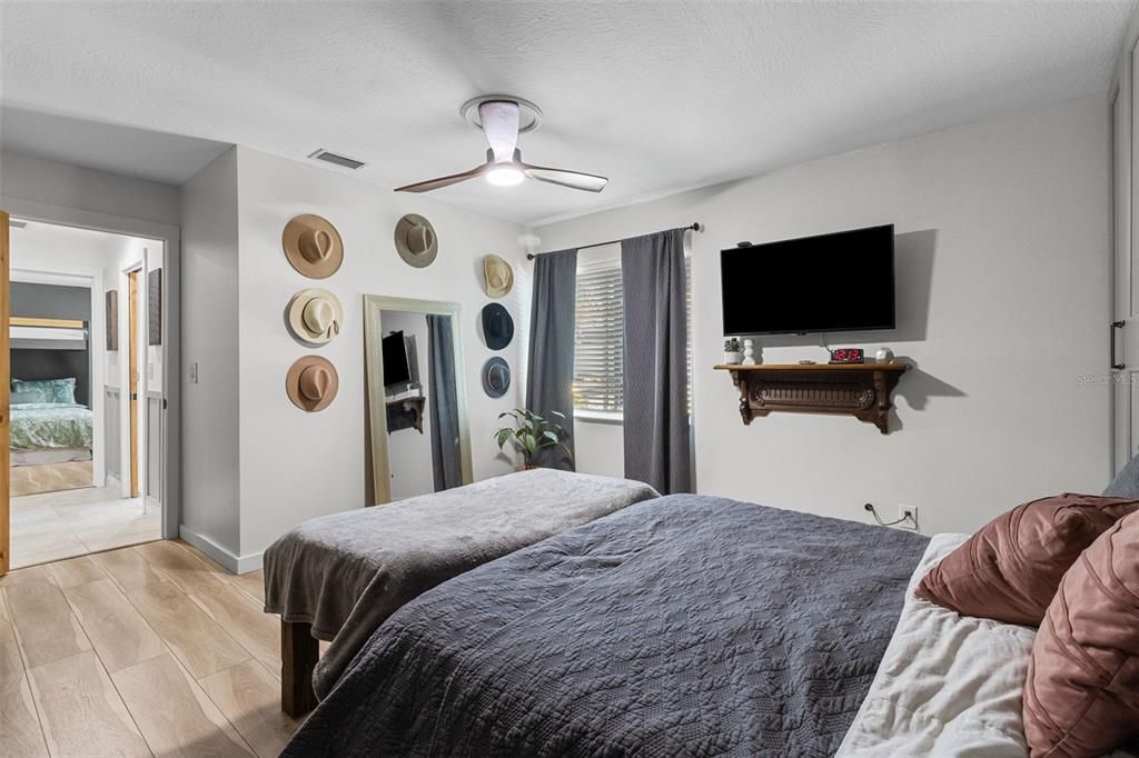 For Sale: $1,400,000 (7 beds, 4 baths, 4630 Square Feet)