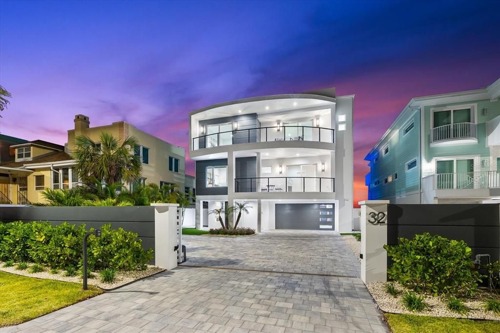 Recently Sold: $8,785,000 (5 beds, 5 baths, 5828 Square Feet)