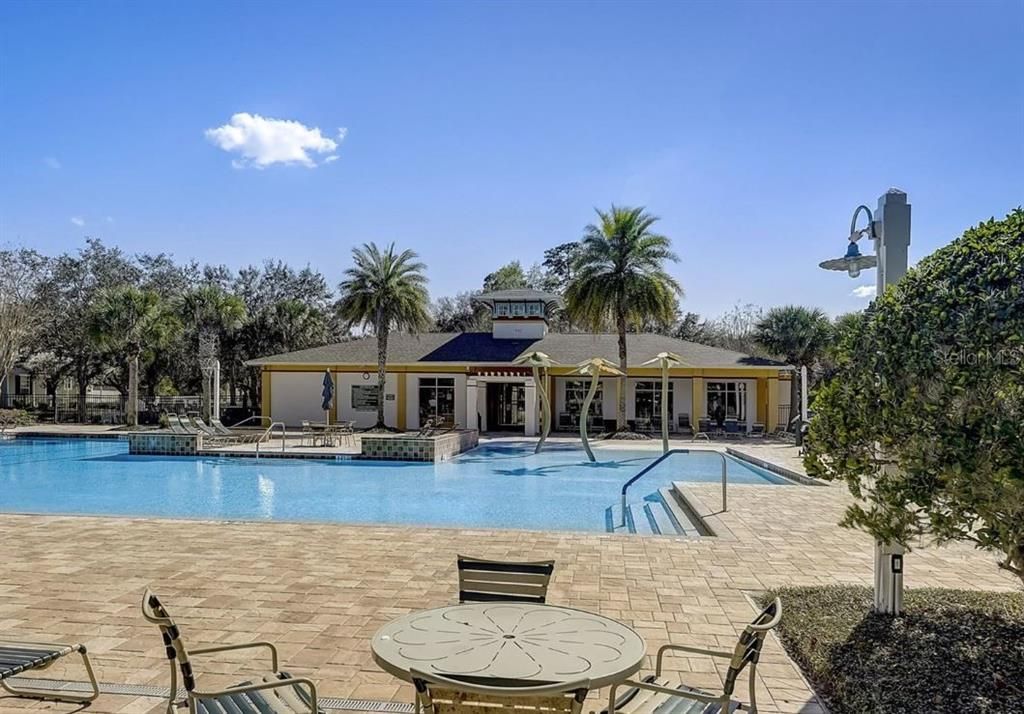 合同活跃: $699,500 (4 贝兹, 4 浴室, 3048 平方英尺)