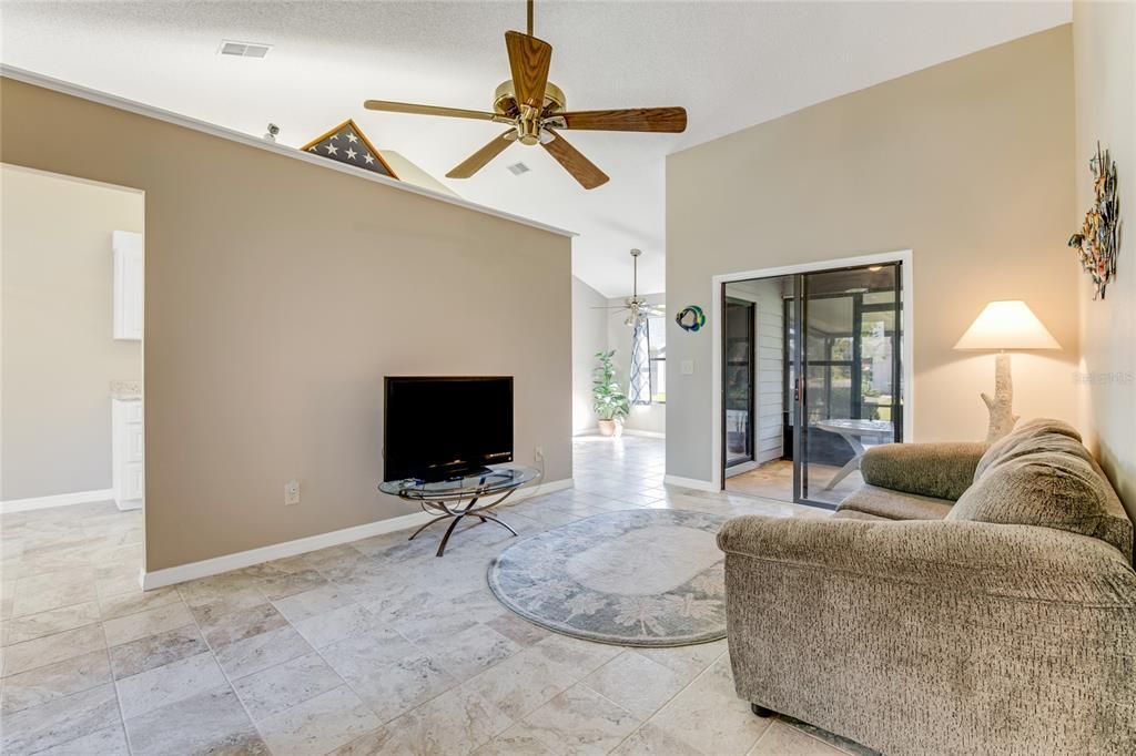 На продажу: $275,000 (2 спален, 2 ванн, 1125 Квадратных фут)