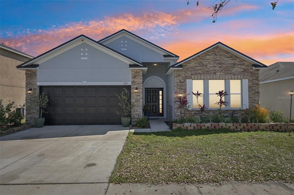 Vendido Recientemente: $319,000 (4 camas, 2 baños, 1855 Pies cuadrados)