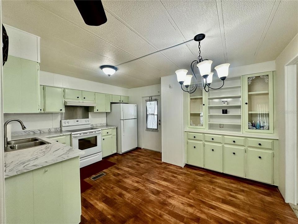 На продажу: $114,400 (2 спален, 2 ванн, 1104 Квадратных фут)