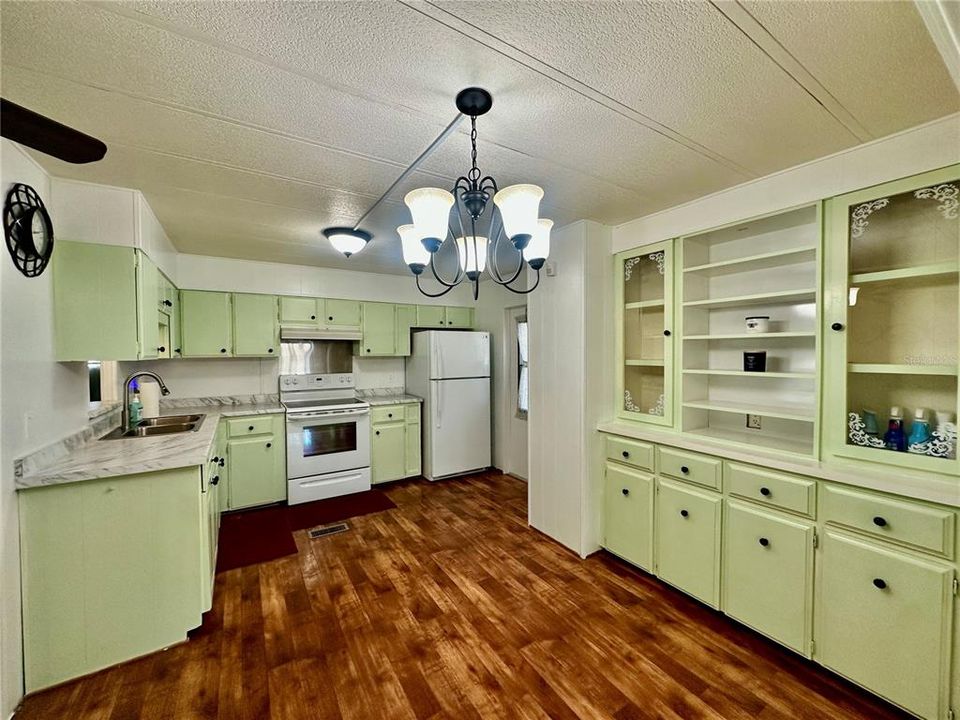 На продажу: $114,400 (2 спален, 2 ванн, 1104 Квадратных фут)