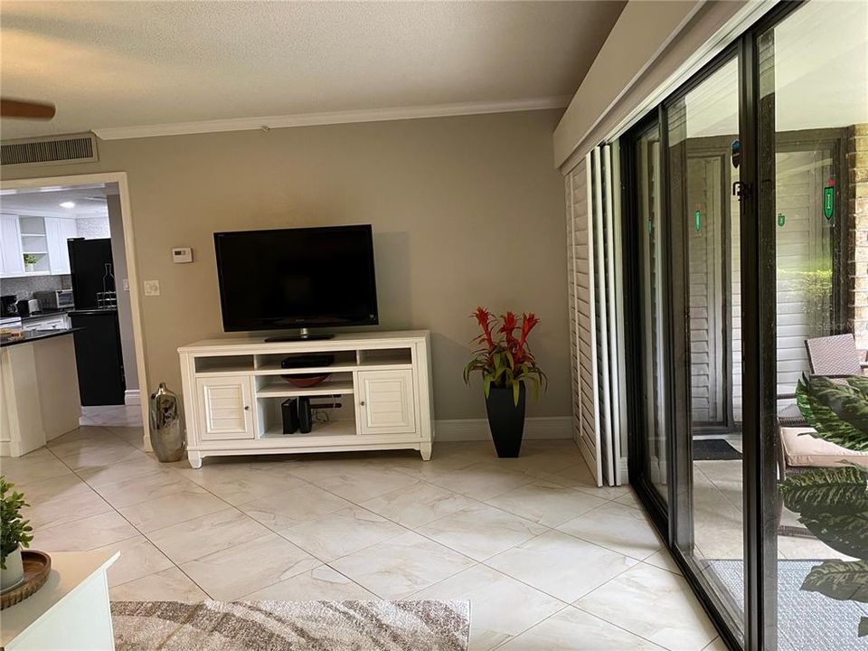 Под контрактом: $2,400 (1 спален, 1 ванн, 825 Квадратных фут)