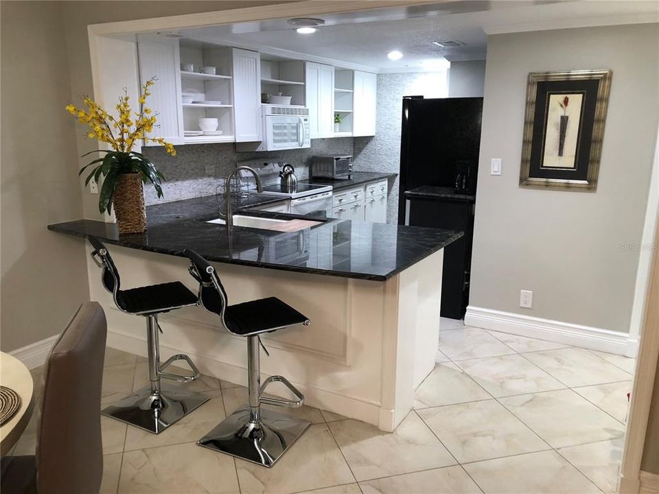 Под контрактом: $2,400 (1 спален, 1 ванн, 825 Квадратных фут)