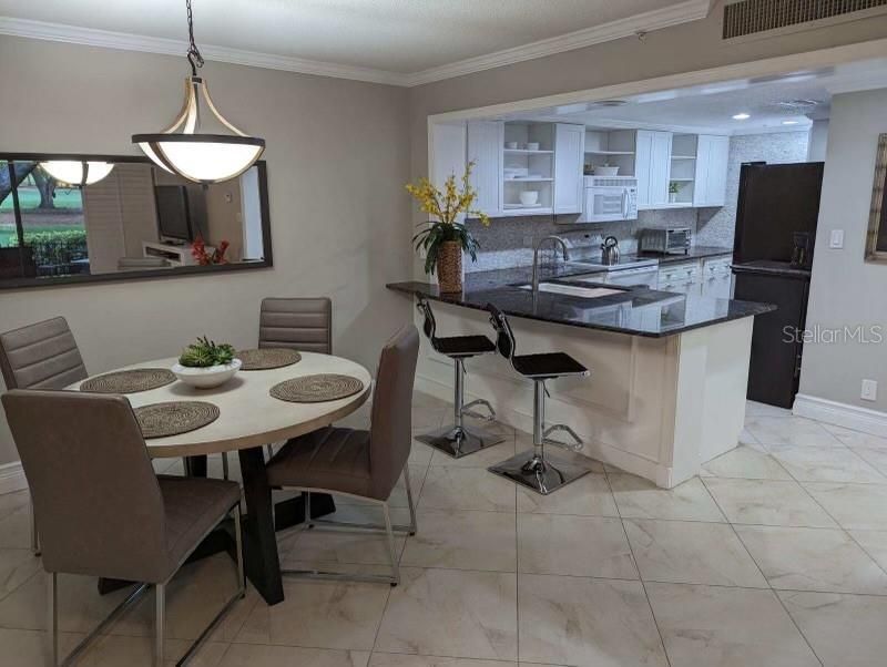 Под контрактом: $2,400 (1 спален, 1 ванн, 825 Квадратных фут)