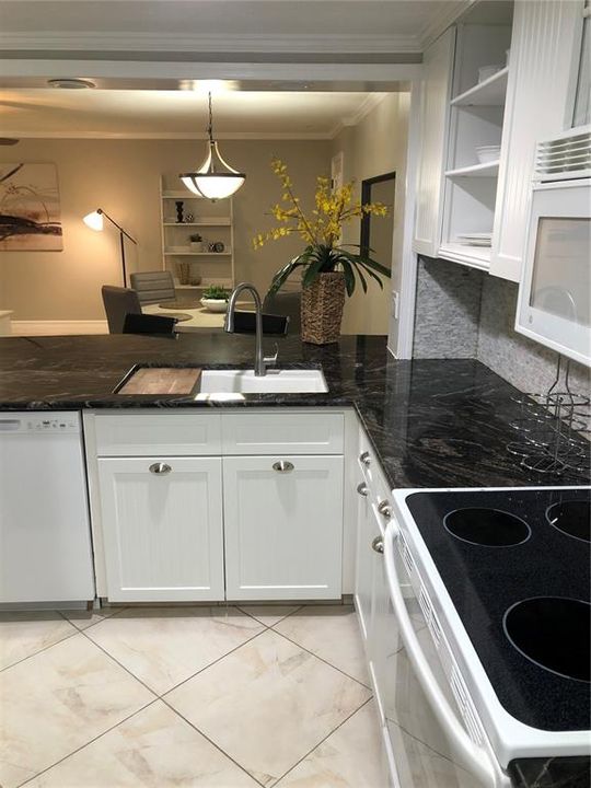 Под контрактом: $2,400 (1 спален, 1 ванн, 825 Квадратных фут)