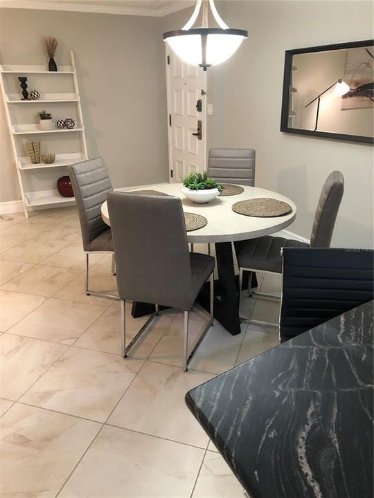 Под контрактом: $2,400 (1 спален, 1 ванн, 825 Квадратных фут)