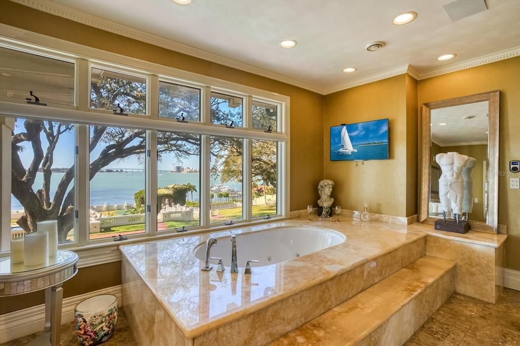 合同活跃: $13,500,000 (10 贝兹, 11 浴室, 16472 平方英尺)