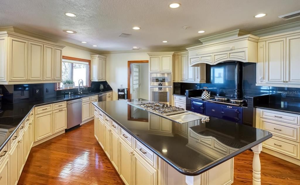 合同活跃: $13,500,000 (10 贝兹, 11 浴室, 16472 平方英尺)