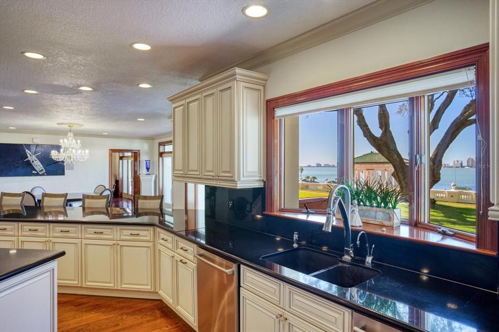 合同活跃: $13,500,000 (10 贝兹, 11 浴室, 16472 平方英尺)