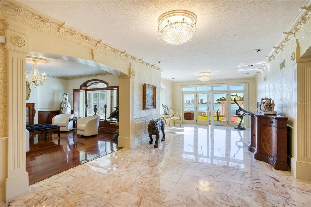 合同活跃: $13,500,000 (10 贝兹, 11 浴室, 16472 平方英尺)