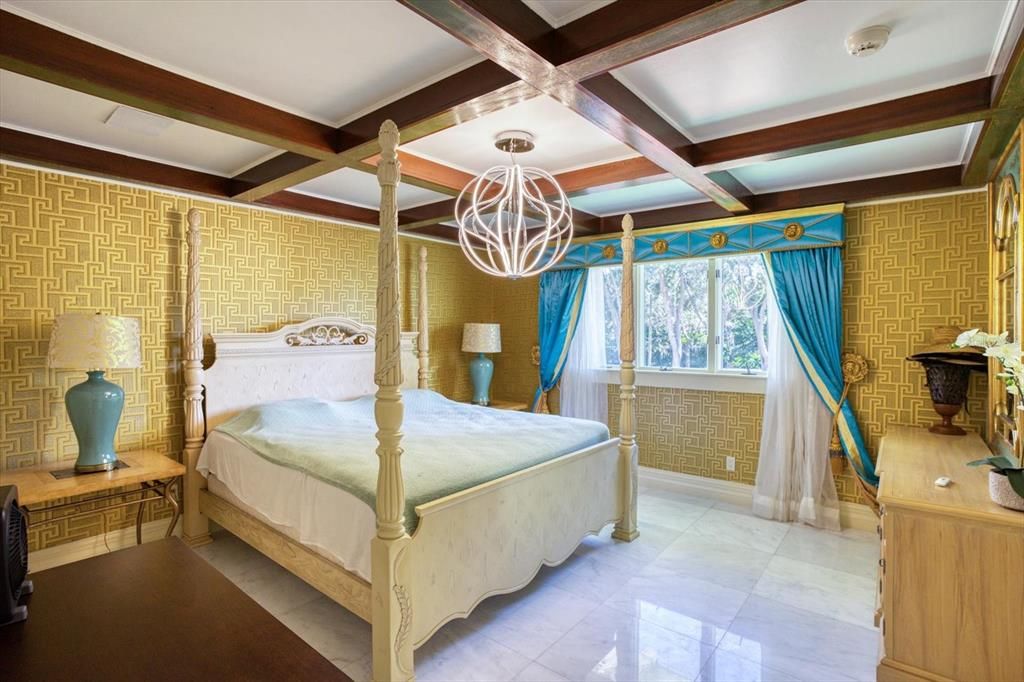 合同活跃: $13,500,000 (10 贝兹, 11 浴室, 16472 平方英尺)