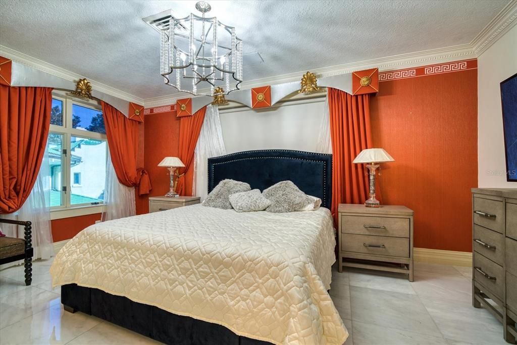 合同活跃: $13,500,000 (10 贝兹, 11 浴室, 16472 平方英尺)