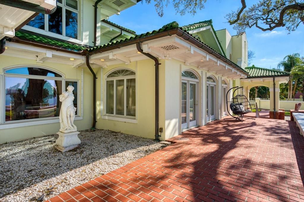 合同活跃: $13,500,000 (10 贝兹, 11 浴室, 16472 平方英尺)