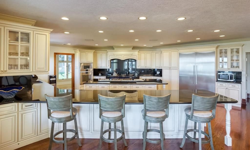 合同活跃: $13,500,000 (10 贝兹, 11 浴室, 16472 平方英尺)