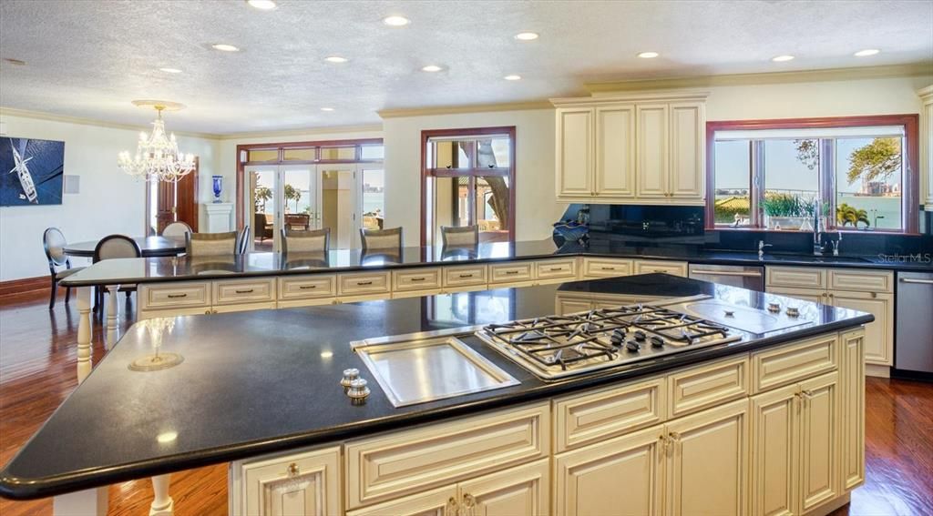 合同活跃: $13,500,000 (10 贝兹, 11 浴室, 16472 平方英尺)