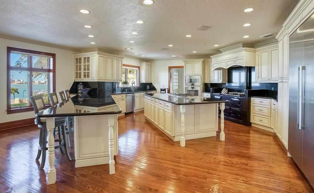 合同活跃: $13,500,000 (10 贝兹, 11 浴室, 16472 平方英尺)