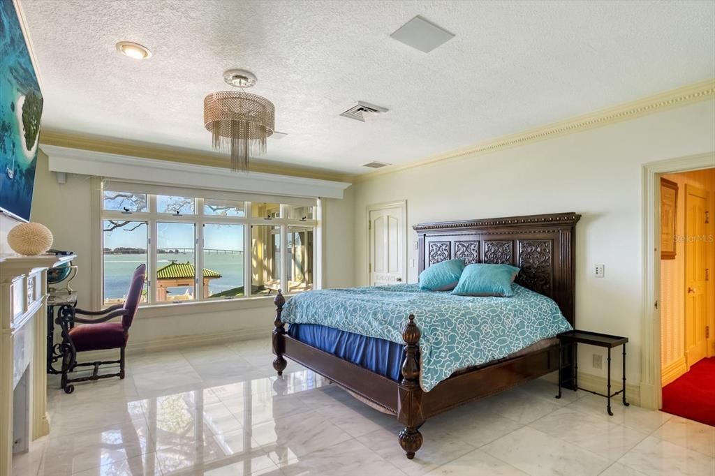 合同活跃: $13,500,000 (10 贝兹, 11 浴室, 16472 平方英尺)