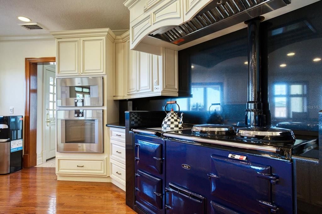 合同活跃: $13,500,000 (10 贝兹, 11 浴室, 16472 平方英尺)