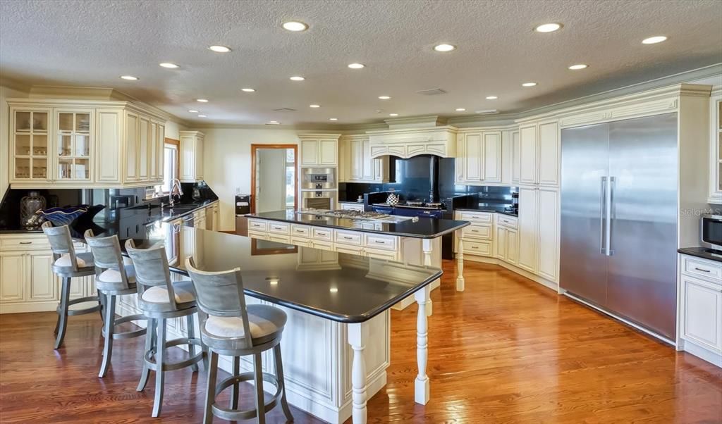 合同活跃: $13,500,000 (10 贝兹, 11 浴室, 16472 平方英尺)