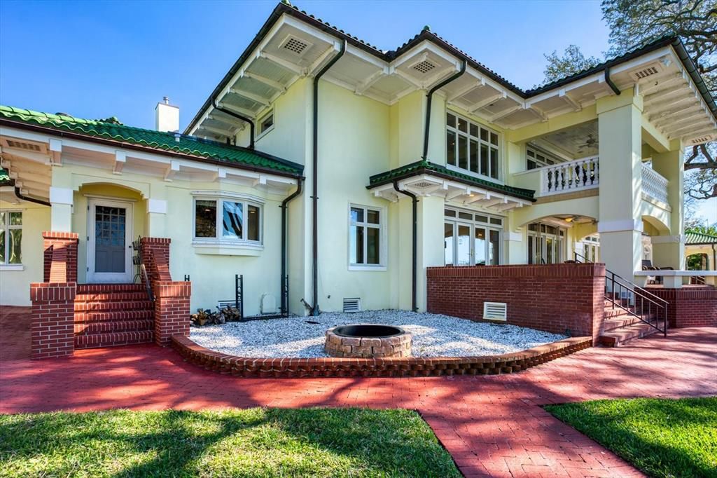 合同活跃: $13,500,000 (10 贝兹, 11 浴室, 16472 平方英尺)