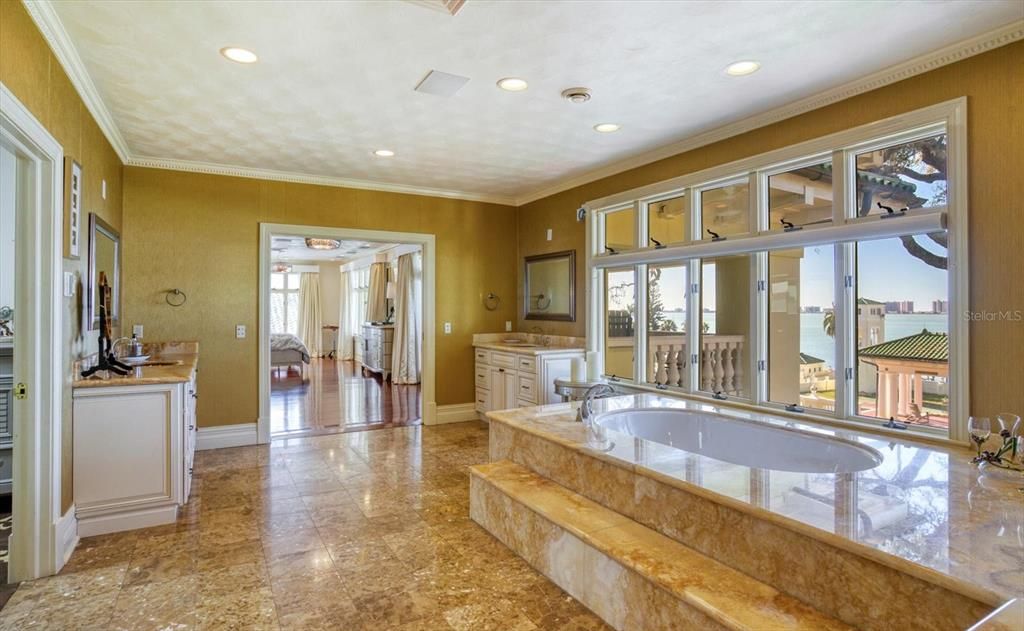 合同活跃: $13,500,000 (10 贝兹, 11 浴室, 16472 平方英尺)