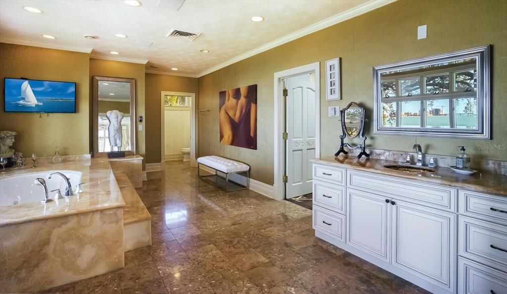 合同活跃: $13,500,000 (10 贝兹, 11 浴室, 16472 平方英尺)