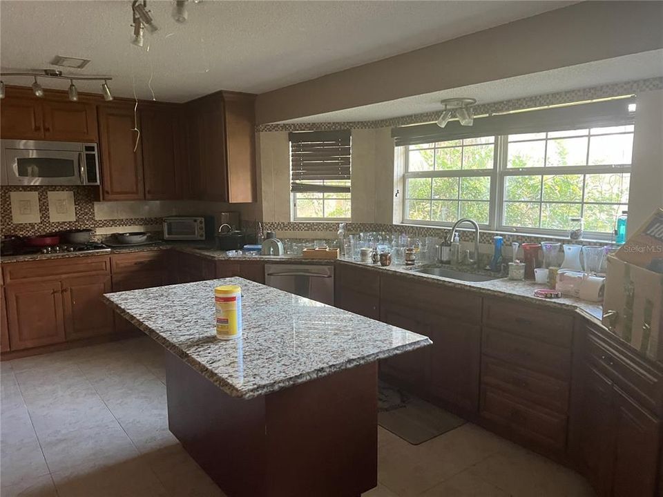 На продажу: $500,000 (5 спален, 3 ванн, 2584 Квадратных фут)